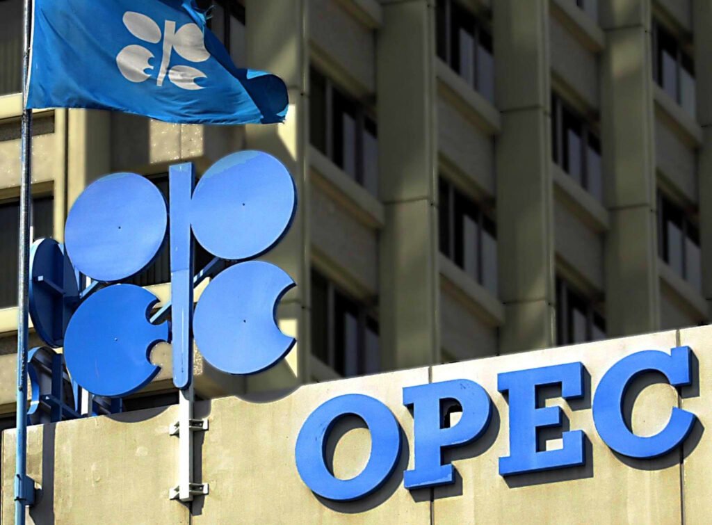 OPEP y Rusia deciden si siguen con leve aumento del bombeo pese a alto precio