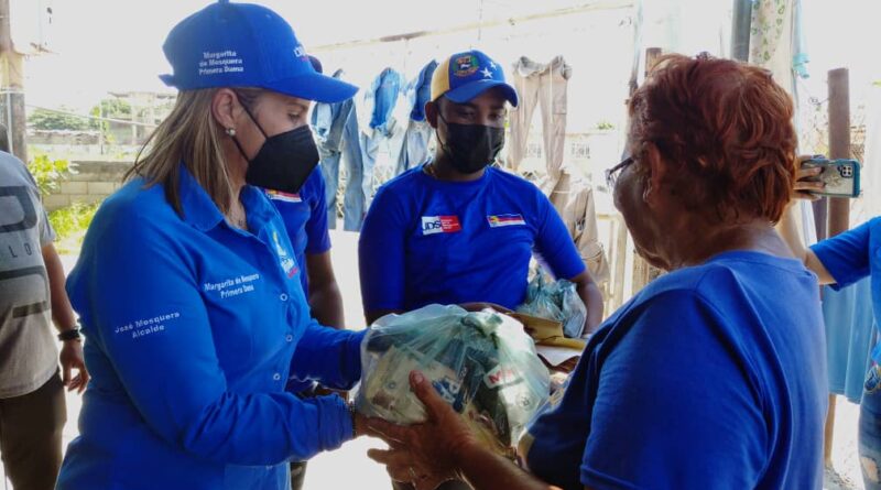 Primera Dama de Lagunillas entregó alimentos y medicinas en la parroquia Libertad