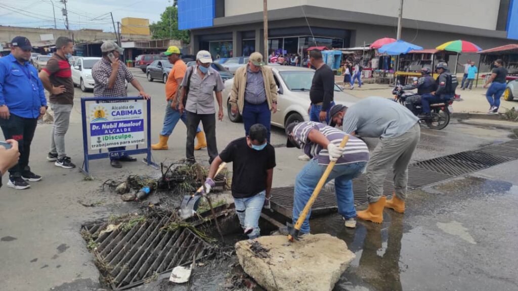 Realizan labores de achique de bocas de visita  en Punta Icotea
