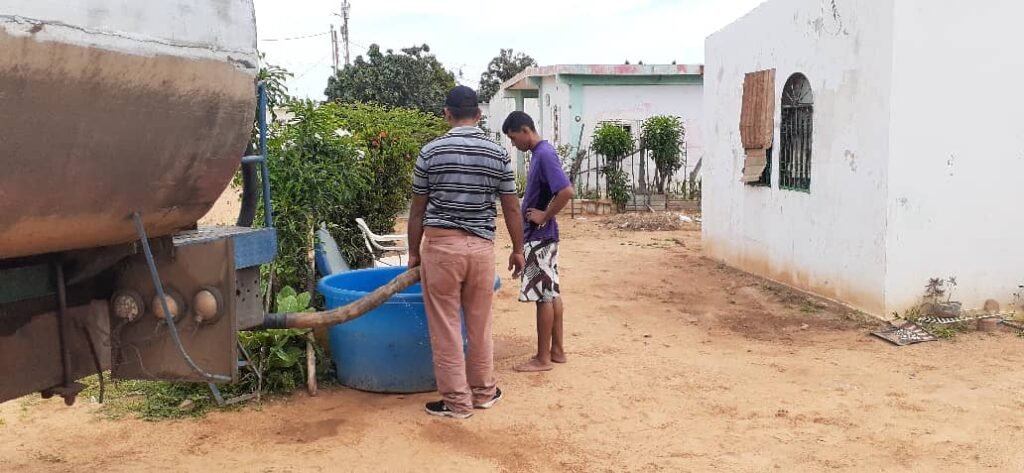 Alcaldía de Miranda distribuye agua a instituciones educativas y de salud