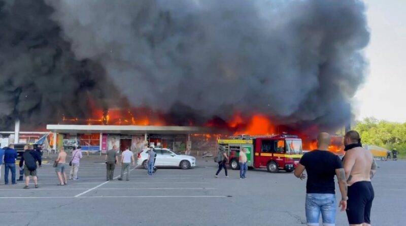 Al menos 10 muertos y más de 40 heridos en ataque con misil en centro comercial de Ucrania