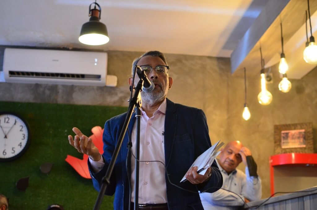Escritor Edinson Martínez presentó su nuevo libro: "El tiránico dominio del azar"
