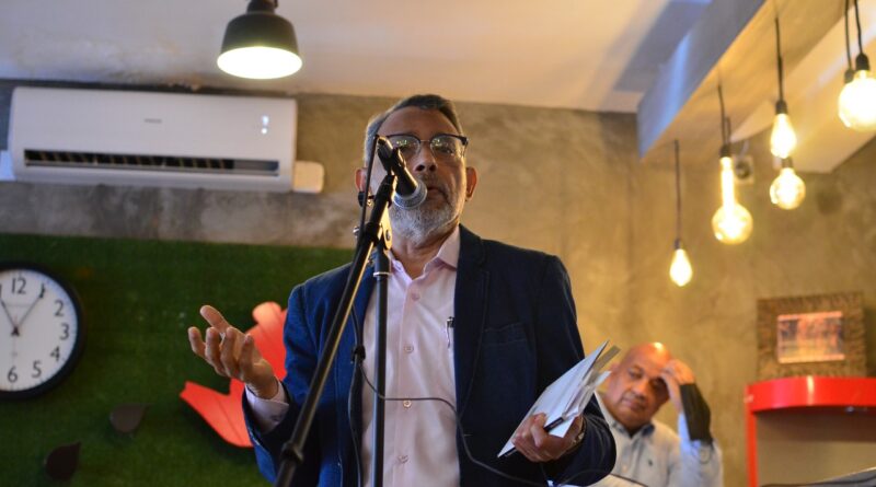Escritor Edinson Martínez presentó su nuevo libro: "El tiránico dominio del azar"