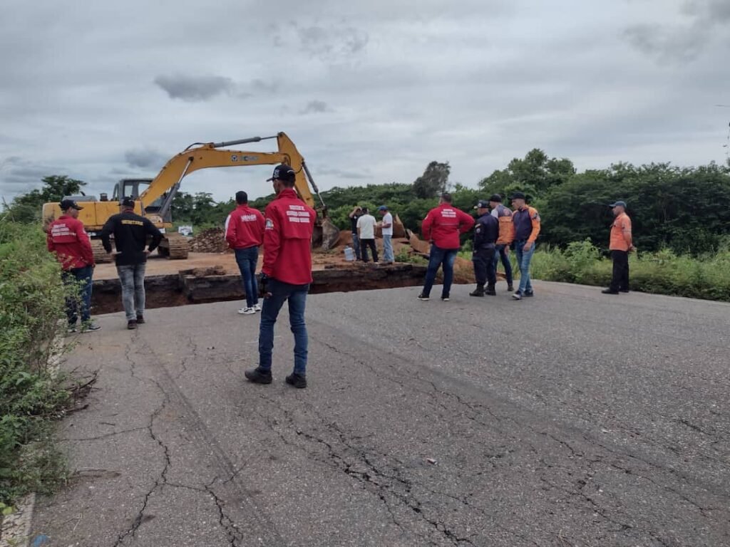 Alcaldía de Miranda continúa trabajos para reparar la carretera Falcón-Zulia
