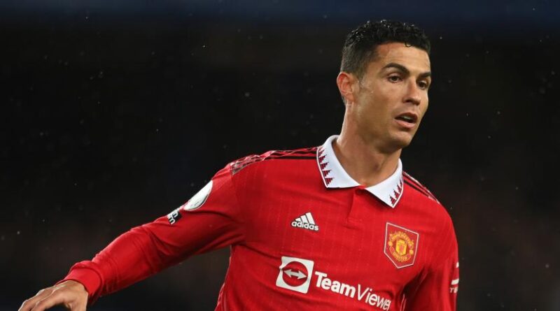 CR7 anotó su gol 700 en clubes y guió vitoria del Manchester United