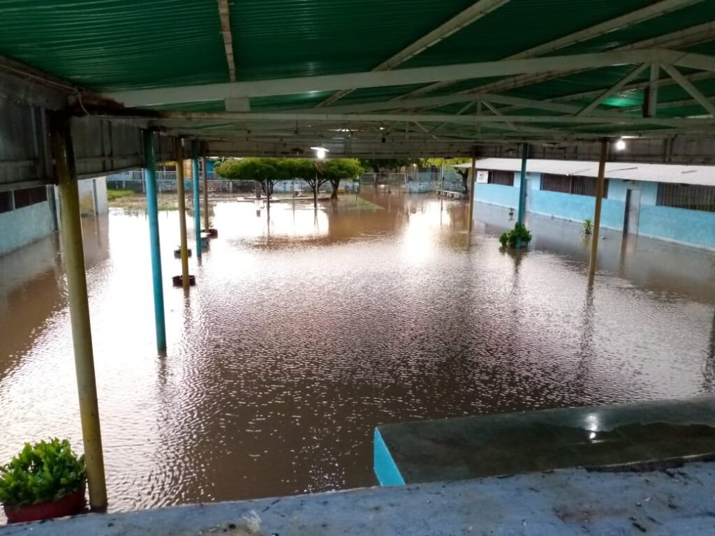 Lluvias de este lunes colapsaron al municipio Valmore Rodríguez