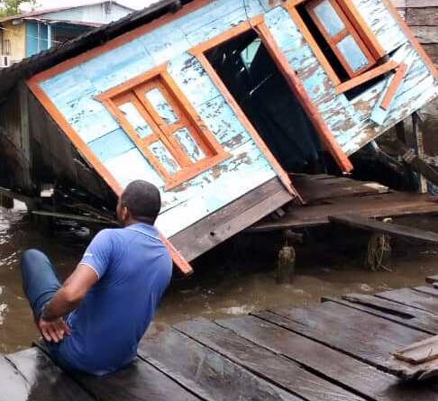 Pueblos palafitícos del municipio Baralt afectados nuevamente por fuerte oleaje