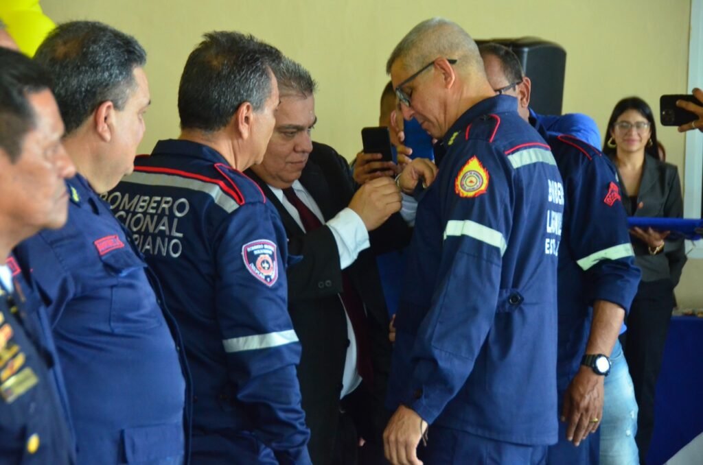 Alcalde Mosquera encabezó ascensos en el Cuerpo de Bomberos de Lagunillas