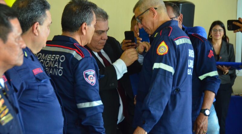 Alcalde Mosquera encabezó ascensos en el Cuerpo de Bomberos de Lagunillas