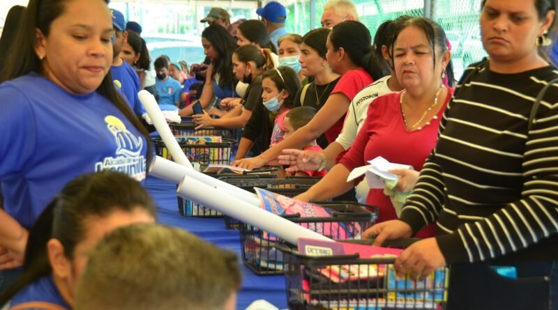 Gobernación y Alcaldía llevan a cabo II Gran Feria Escolar en Lagunillas