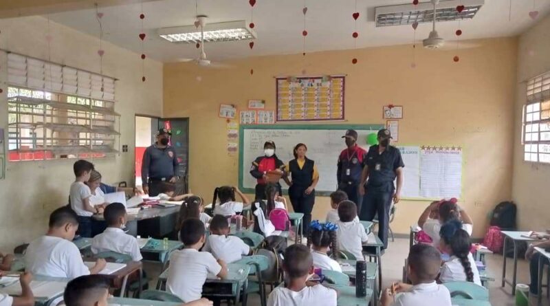 Bomberos del municipio Miranda inspecciona escuelas afectadas por lluvias