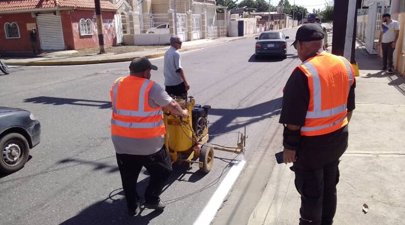 Avanza demarcación vial e instalación de luces en Av. Universidad de Cabimas