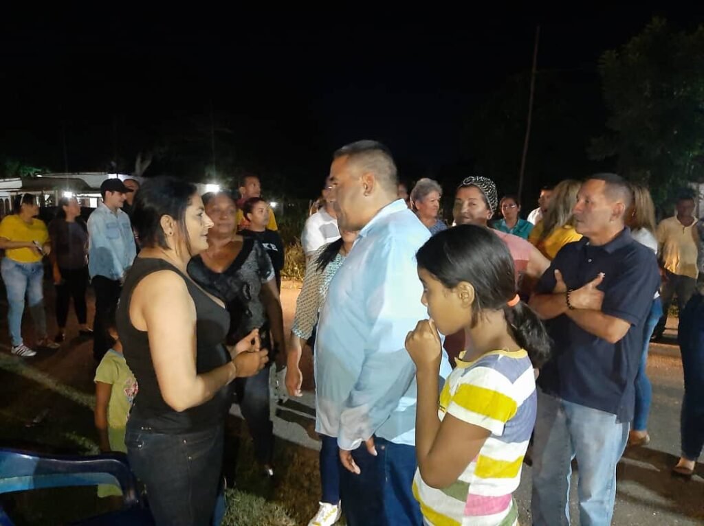 Instalan luminarias en la Av. 72 del municipio Valmore Rodríguez