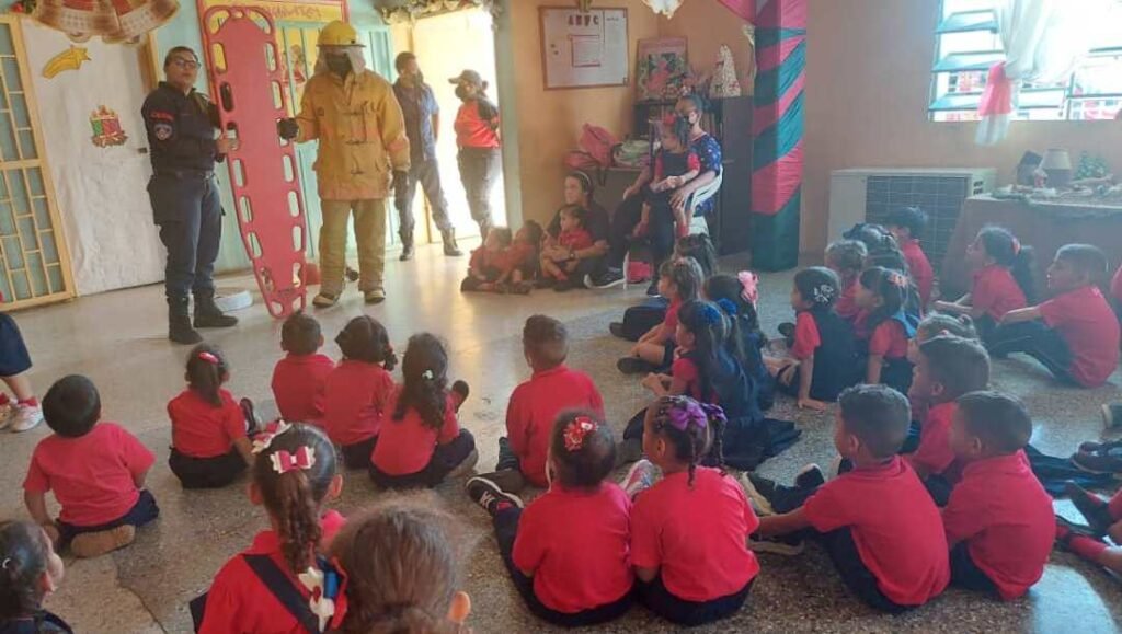 Bomberos del municipio Miranda concientizan a niños sobre el uso de los fuegos pirotécnicos