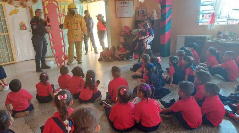 Bomberos del municipio Miranda concientizan a niños sobre el uso de los fuegos pirotécnicos