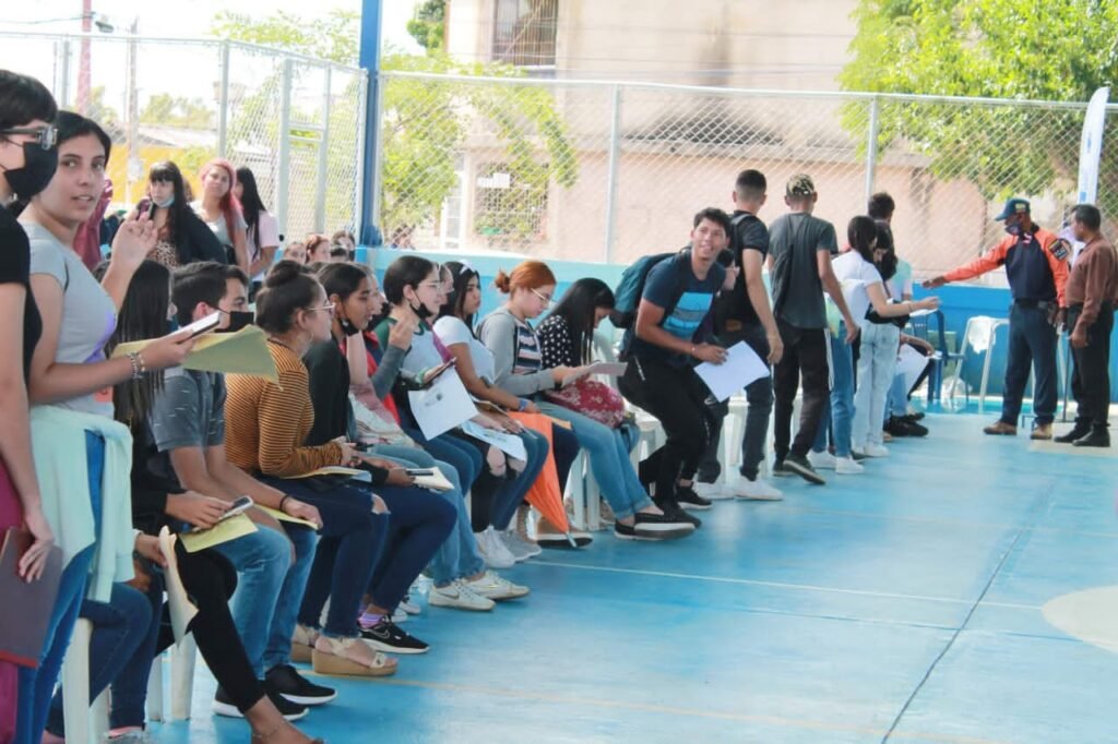 Gran participación de jóvenes cabimenses en censo de las becas JEL