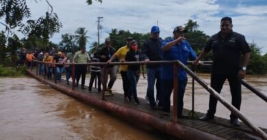 Los alcaldes de Simón Bolívar, Argelio Riera, y José Mosquera, del municipio Lagunillas, se unieron este domingo, 13 de noviembre, a fin de establecer estrategias para solucionar la afectación de viviendas como consecuencia que el caudal del río Tamare superó su capacidad. Algunas viviendas fueron afectadas en el sector El Porvenir de la localidad bolivarense. La salida del cauce del río Tamare alarmó a la población; sobre ello, las autoridades municipales se abocaron a inspeccionar las zonas afectadas y a conocer las condiciones de cada una de las viviendas. «Ya se hicieron los enlaces y estamos esperando la máquina jumbo, para aliviar los drenajes y que permitan que el agua salga de las viviendas; las familias están en condición de afectados pero aún no damnificadas, aquí seguiremos trabajando y dándole respuesta a nuestra gente», dijo el alcalde Argelio Riera. La autoridad del municipio Simón Bolívar extendió su agradecimiento al burgomaestre lagunillense, José Cheo Mosquera quien se ha unido a la noble causa de solventar las crisis por las lluvias que este año se han presentado en la jurisdicción. Resaltó, «aquí estamos de la mano con el gobierno vecino, estamos trazando estrategias, nos mantendremos con un plan activo ya que es un río que se encuentra entre las dos entidades, no es la primera vez que Cheo está presente con su valioso equipo, dándonos su solidaridad, estamos trabajando como un solo gobierno». Por su parte José Cheo Mosquera alcaldía lagunillense, manifestó que estarán atentos las 24 horas. «Nos queda estar atentos, contra la naturaleza nadie puede, las lluvias vienen de río Chiquito, río Grande y de las montañas y mientras para allá las lluvias no cesen el nivel del río Tamare se mantendrá elevado». También recalcó que esta es una situación donde hay ideología política de por medio; que sea el color que sea, se apoya y no habrá discriminación con las familias. Los alcaldes informaron que el monitoreo continuará hasta que el cause del río vuelva a la normalidad y que el gobernador del Zulia, Manuel Rosales, también está de vigilante ante la situación.