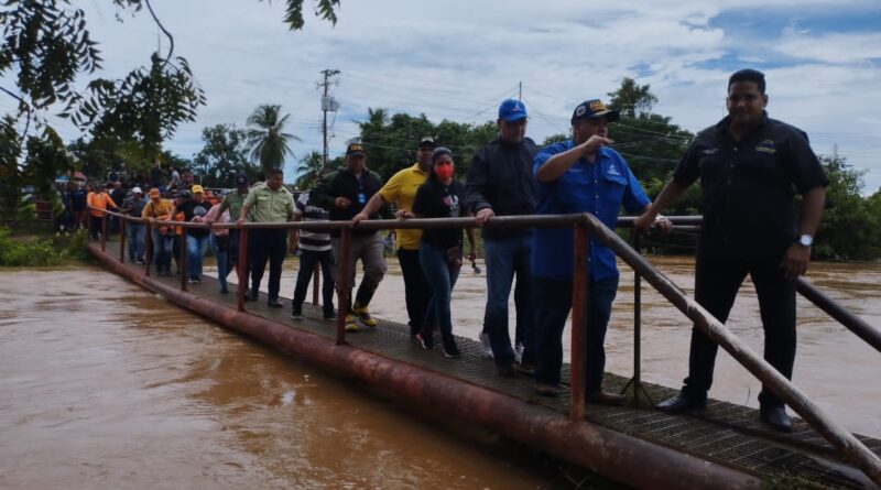 Los alcaldes de Simón Bolívar, Argelio Riera, y José Mosquera, del municipio Lagunillas, se unieron este domingo, 13 de noviembre, a fin de establecer estrategias para solucionar la afectación de viviendas como consecuencia que el caudal del río Tamare superó su capacidad. Algunas viviendas fueron afectadas en el sector El Porvenir de la localidad bolivarense. La salida del cauce del río Tamare alarmó a la población; sobre ello, las autoridades municipales se abocaron a inspeccionar las zonas afectadas y a conocer las condiciones de cada una de las viviendas. «Ya se hicieron los enlaces y estamos esperando la máquina jumbo, para aliviar los drenajes y que permitan que el agua salga de las viviendas; las familias están en condición de afectados pero aún no damnificadas, aquí seguiremos trabajando y dándole respuesta a nuestra gente», dijo el alcalde Argelio Riera. La autoridad del municipio Simón Bolívar extendió su agradecimiento al burgomaestre lagunillense, José Cheo Mosquera quien se ha unido a la noble causa de solventar las crisis por las lluvias que este año se han presentado en la jurisdicción. Resaltó, «aquí estamos de la mano con el gobierno vecino, estamos trazando estrategias, nos mantendremos con un plan activo ya que es un río que se encuentra entre las dos entidades, no es la primera vez que Cheo está presente con su valioso equipo, dándonos su solidaridad, estamos trabajando como un solo gobierno». Por su parte José Cheo Mosquera alcaldía lagunillense, manifestó que estarán atentos las 24 horas. «Nos queda estar atentos, contra la naturaleza nadie puede, las lluvias vienen de río Chiquito, río Grande y de las montañas y mientras para allá las lluvias no cesen el nivel del río Tamare se mantendrá elevado». También recalcó que esta es una situación donde hay ideología política de por medio; que sea el color que sea, se apoya y no habrá discriminación con las familias. Los alcaldes informaron que el monitoreo continuará hasta que el cause del río vuelva a la normalidad y que el gobernador del Zulia, Manuel Rosales, también está de vigilante ante la situación.