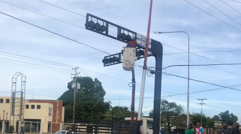 En Cabimas continúa reparación de la red de semáforos