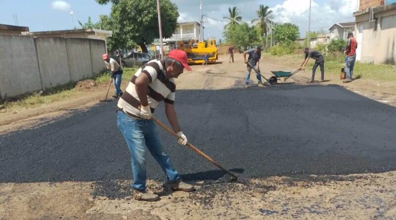 Alcaldía de Valmore Rodríguez acondiciona diversas vías del municipio