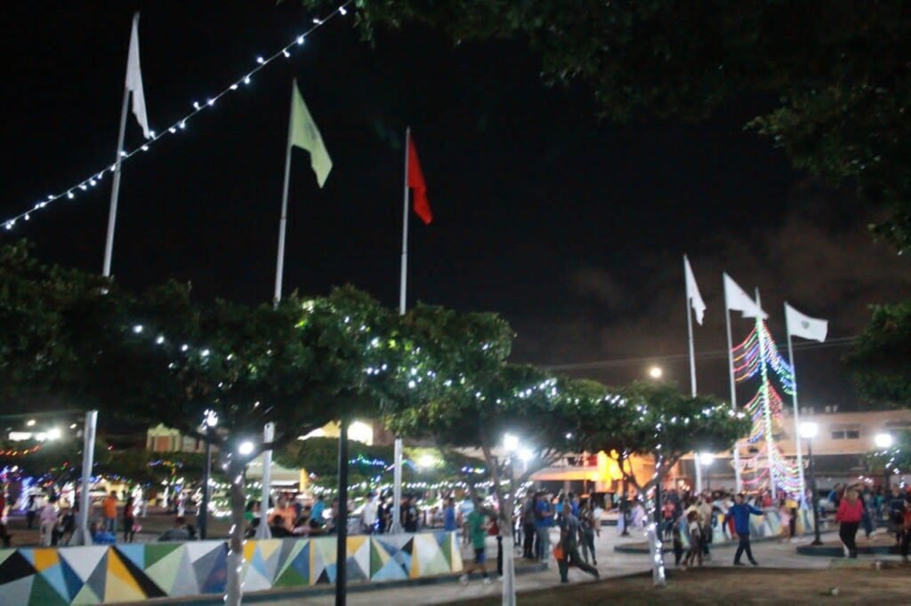 Entre sonrisas y alegrías encienden la navidad en la Plaza Bolívar de Cabimas