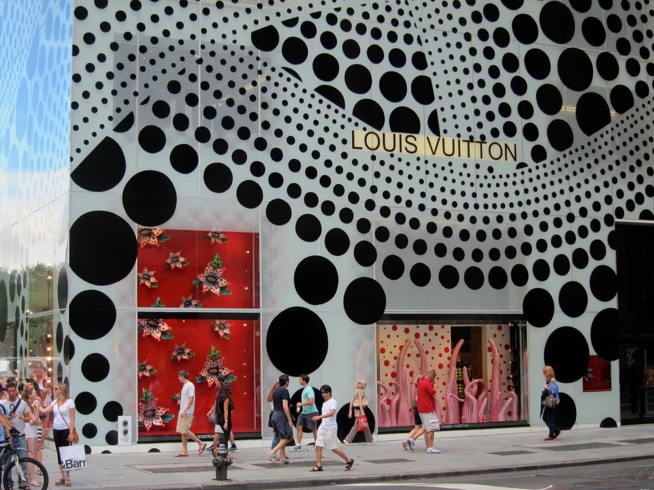 Louis Vuitton y Yayoi Kusama lanzan la campaña Creating Infinity con un  elenco de estrellas – Revista Para Ti