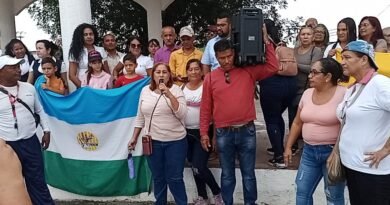 Docentes de Baralt se concentraron en la plaza Bolívar de Mene Grande este 9-E