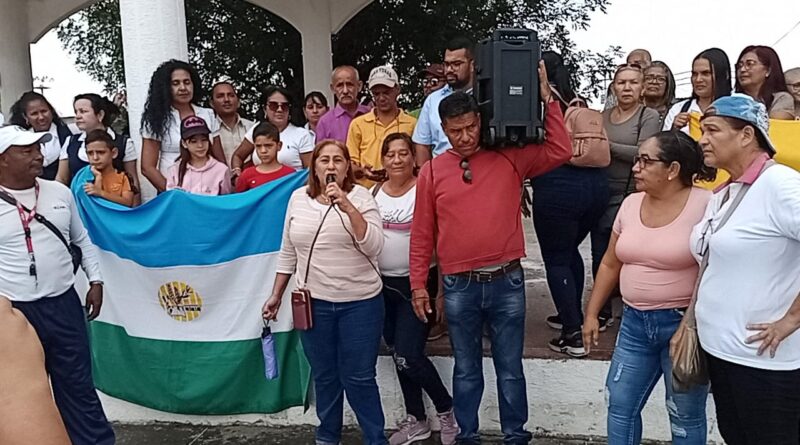 Docentes de Baralt se concentraron en la plaza Bolívar de Mene Grande este 9-E