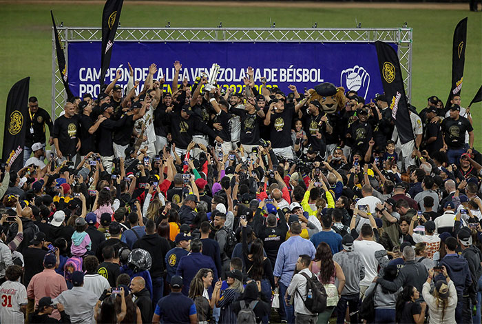 Jonrón de Harold Castro tituló a los Leones del Caracas en la LVBP