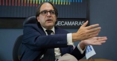 El presidente de la Federación de Cámaras y Asociaciones de Comercio y Producción de Venezuela (Fedecámaras), Carlos Fernández Gallardo, desmintió que la asociación civil haya estimado un aumento del salario mínimo al equivalente de 50 dólares americanos. “Nuestra propuesta en ningún momento ha incluido un monto”, aclaró este lunes 23 de enero de 2023 durante una entrevista concedida al programa De Primera Mano, transmitido por Radio Fe y Alegría Noticias. Fernández explicó que Fedecámaras aún no tiene una cifra determinada porque va a depender de la información que, con mucho esfuerzo y mecanismos, están recabando sobre la economía del país. “Nosotros no hemos presentado una cifra. Hemos dejado claro que no tenemos todavía la suficiente información”, insistió. El monto que fijen, dijo, debe estar conforme tanto para los trabajadores como para el Gobierno, que sería el que apruebe la cifra acordada. Es por ello que se dialogará a fin de lograr un ganar-ganar para todas las partes. Asimismo, dijo que espera que el aumento sea superior al año pasado, así como también espera que la cifra establecida sea lo suficiente para que no se devalúe con la inflación venezolana. El último decretado por el ejecutivo nacional fue en marzo de 2022. En ese entonces, el salario mínimo pasó de 7 a 130 bolívares, que en dólares sería de 1,60 a 29,68 dólares, de acuerdo con la tasa cambiaria oficial del Banco Central de Venezuela para esa fecha. Actualmente, el salario equivale a un poco más de 6 dólares. Gobierno, trabajadores y la OIT reunidos Sobre el encuentro que sostendrán representantes del Gobierno, de los trabajadores del país y de la Organización Internacional del Trabajo (OIT), Fernández señaló que se discutirá todo sobre las reivindicaciones salariales, así como también la libertad sindical. Además, aseguró que todos están con el mismo “ánimo, propósito y objetivo de aumentar el ingreso” salarial. “Entra la oportunidad de estar todos los actores sociales en la mesa y aprovechar el conocimiento de la OIT. Esperamos que podamos salir de allí con una solución sobre de cuánto será el salario mínimo”, afirmó el presidente de Fedecámaras. El foro de diálogo social entre los tres actores se desarrollará durante tres días a partir del 30 de enero y se espera que al levantarse, se tenga un acuerdo asentado.