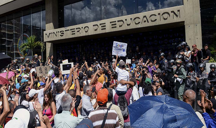 Docentes de Lagunillas realizan marcha-protesta pacífica este lunes 9-E