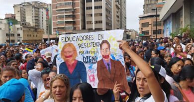 Docentes se concentraron frente a sede del Ministerio de Educación este 9-EDocentes se concentraron frente a sede del Ministerio de Educación este 9-E