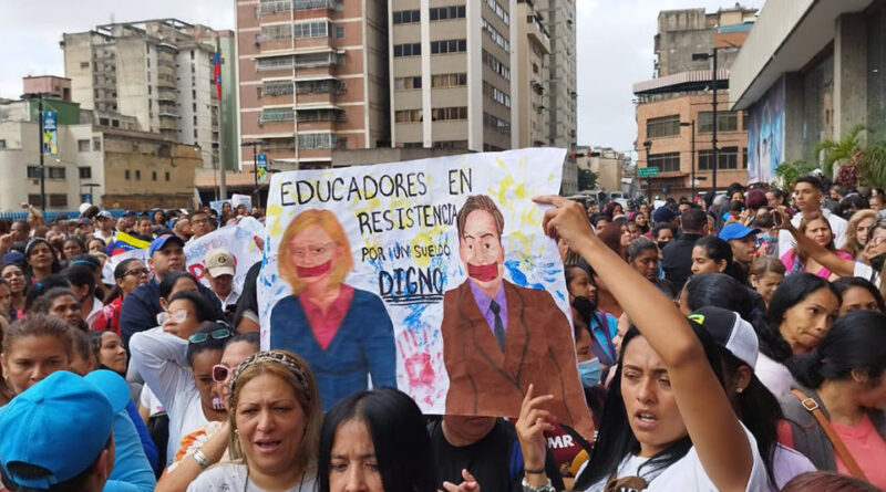 Docentes se concentraron frente a sede del Ministerio de Educación este 9-EDocentes se concentraron frente a sede del Ministerio de Educación este 9-E