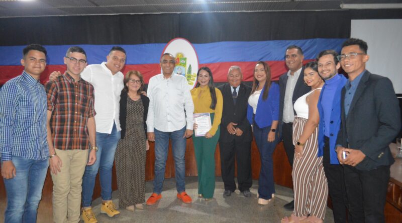 Rinden homenaje a los jóvenes con sesión solemne en Santa Rita