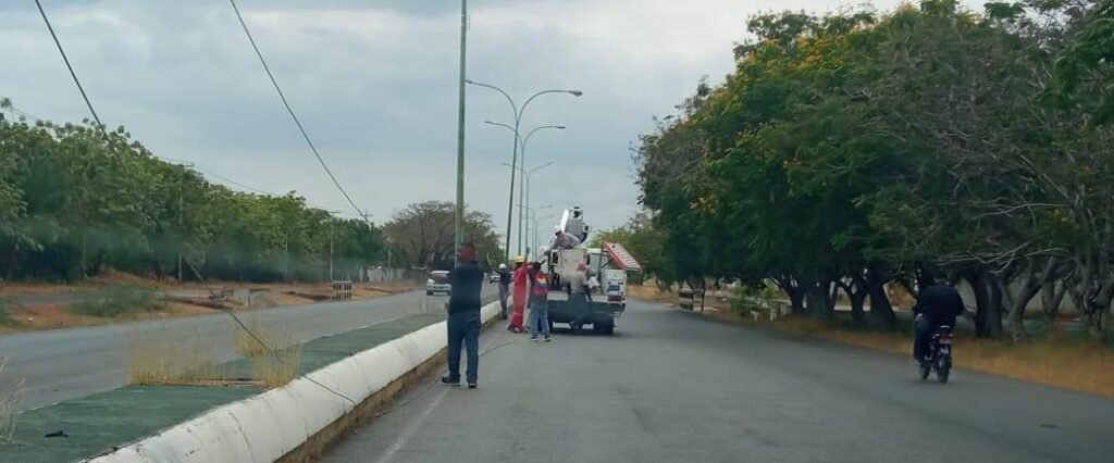 Más de 120 luminarias se han instalado en la Av. Intercomunal en Simón Bolívar