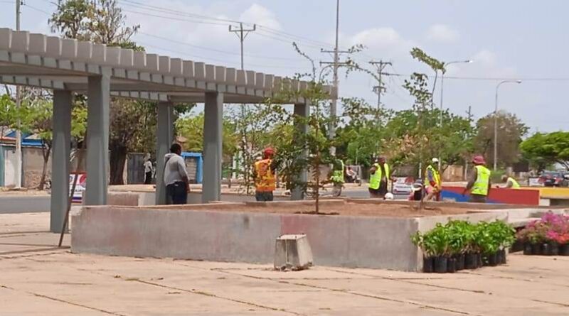 Avanzan trabajos de remodelación de la Plaza Pedro Lucas Urribarrí