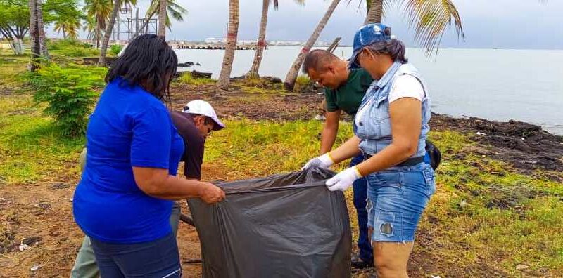 En Cabimas celebran Día de la Tierra con saneamiento del boulevard costanero
