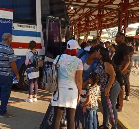 Sigue movilización de pasajeros desde la terminal de Lagunillas