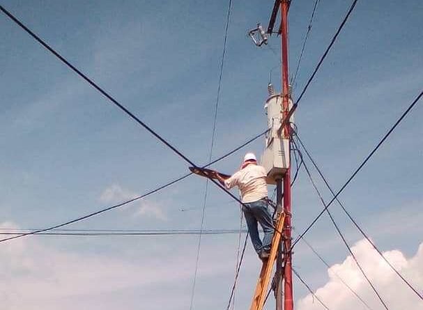 Modernizan alumbrado público en Plan Bonito tras 15 años a oscuras