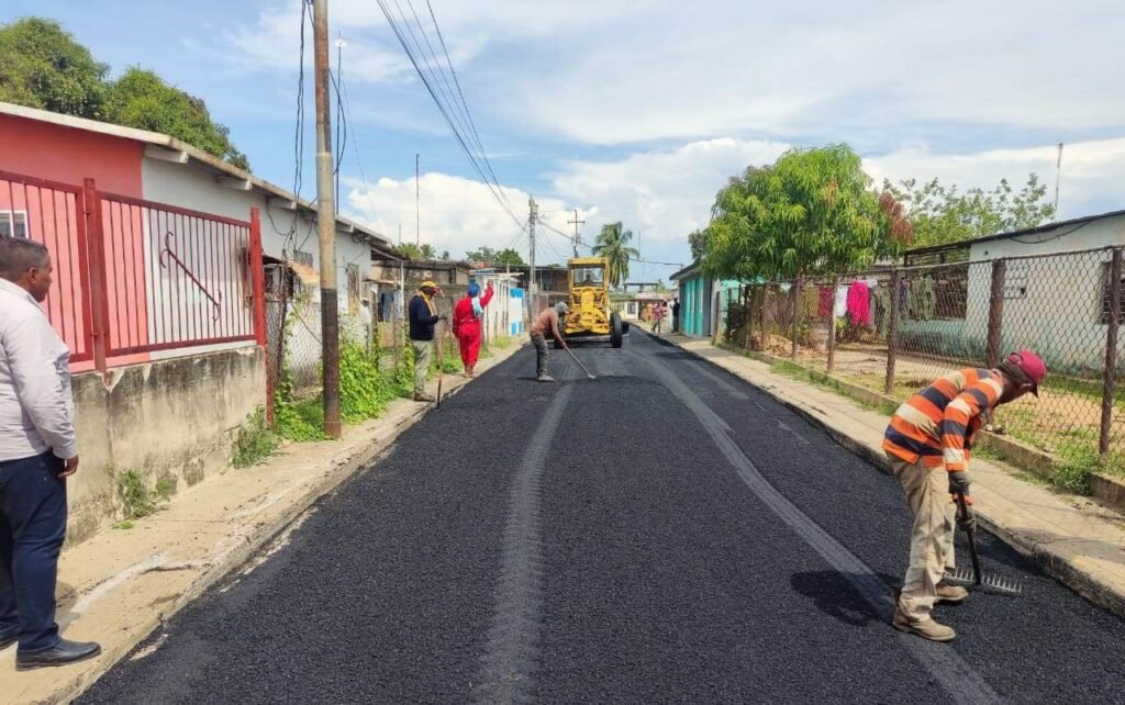 En Valmore Rodrígue sigue plan de reasfaltado y bacheo