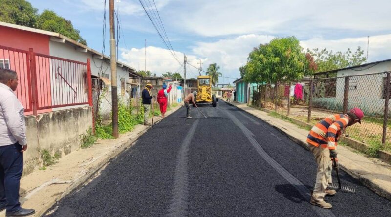 En Valmore Rodrígue sigue plan de reasfaltado y bacheo