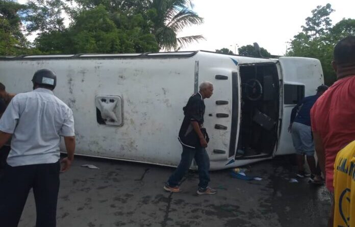 Un muerto y 21 heridos dejó vuelco de un bus en Maturín