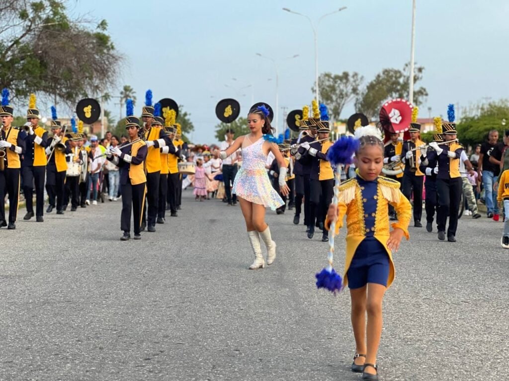 Con desfile iniciaron fiestas patronales en honor a la Virgen de Fátima en Santa Rita