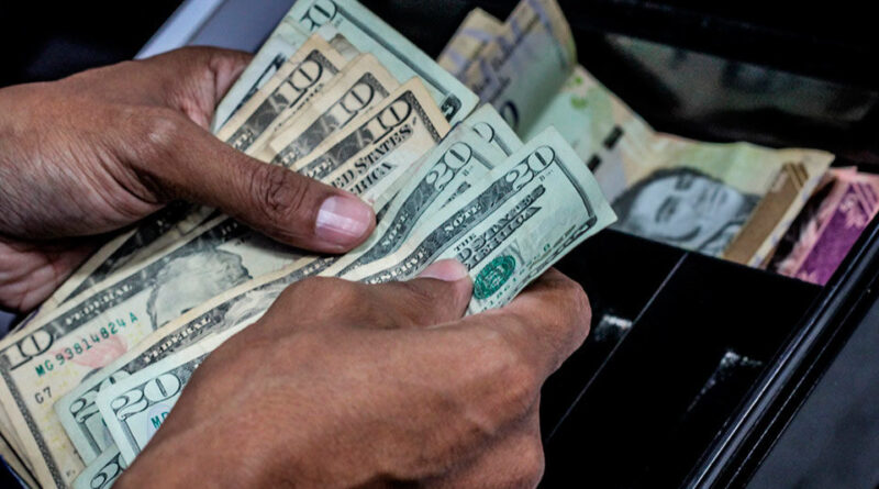 Un 65 % de las transacciones en el país se hacen en dólares