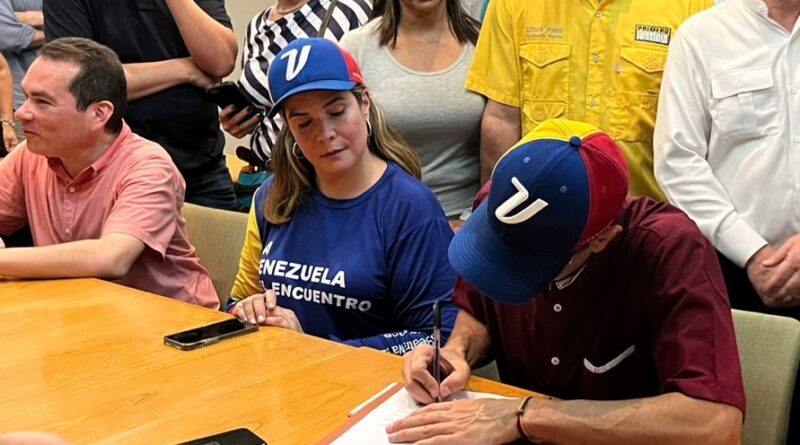 Capriles formalizó su inscripción para primarias de la oposición