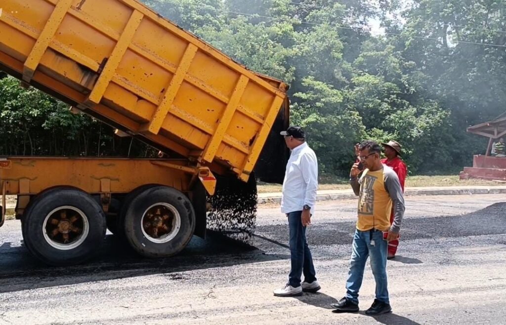 Iniciaron trabajos de asfaltado de la carretera San Pedro-Lagunillas