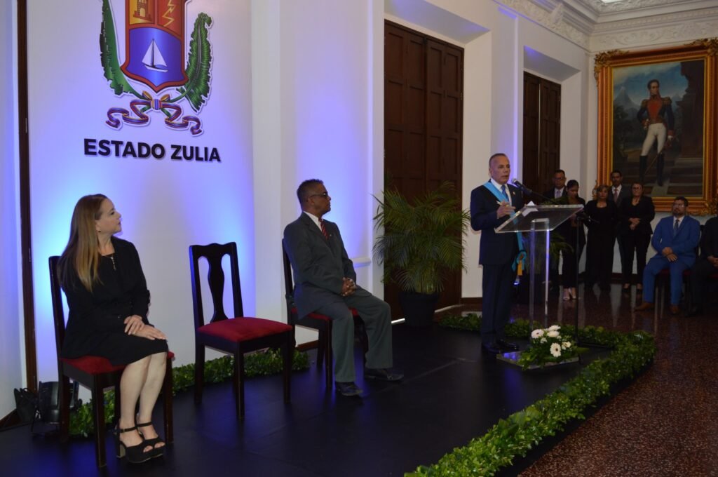 Gobernador entregó Premio Regional de Periodismo y condecoró a periodistas