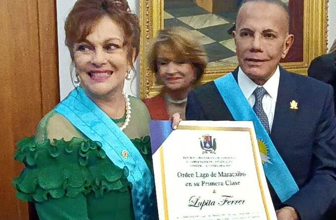 Gobernador condecoró a Lupita Ferrer con la orden "Lago de Maracaibo"