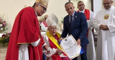 Gobernador  impuso Orden Relámpago del Catatumbo a Monseñor Roberto Lückert