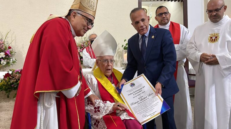Gobernador  impuso Orden Relámpago del Catatumbo a Monseñor Roberto Lückert